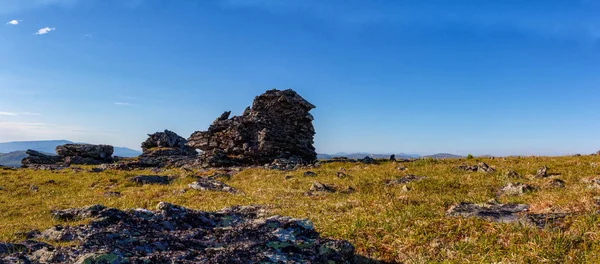 ウラル山脈の夏 青空山高原の石のピーク はがきやカレンダーの美しいパノラマ フレーム 北ウラル — ストック写真
