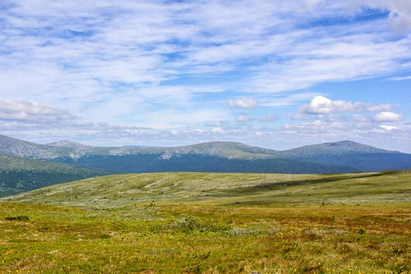 Panorama Letní Slunečné Ráno Pohoří Ural Krásná Horská Krajina — Stock fotografie
