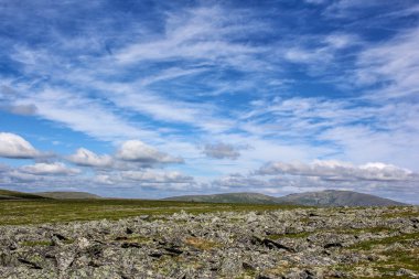 Rusya Kuzey Urallar güzel dağlarında görüntüleyin. Seyahat ve eğlence.