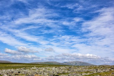 Tundra dağlarında gerçekdışı güzellik gökyüzü. Rusya Kuzey Urallar.