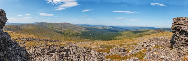 壮大な山の風景 野外活動 青い空と素晴らしい美雲 山ツンドラ ウラル ロシア — ストック写真