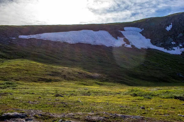 Een Grote Snowfield Berghelling Aard Van Noordelijke Oeral Nooit Smeltende — Stockfoto