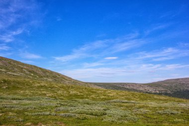Belgili tanımlık geçmek doğal görünümünden dağlara. Dağlar ve vadiler Kuzey Uralların. Dağlarda yaz. Kartpostal için güzel görünümü.
