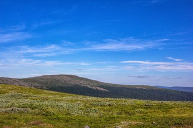 Kartpostal için güzel görünümü. Güzel mountainscape sahne ve mavi gökyüzü. Dağlar ve ovalar Kuzey Uralların. Yaz aylarında Kuzey Ural.