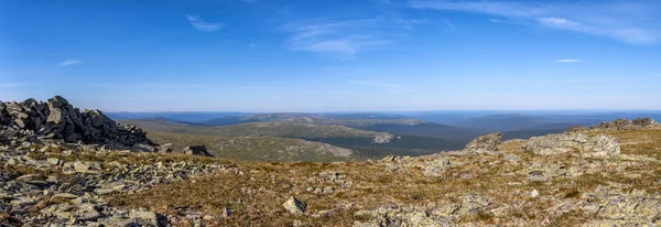 ウラル山脈の北の石の露頭 壮大な山の風景 野外活動 青い空と素晴らしい美雲 山ツンドラ ウラル ロシア — ストック写真