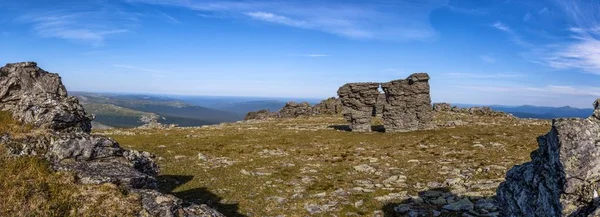 山と石の ontantsy の美しいパノラマの景色。野生の自然。ウラル山脈で自然な起源の石残党. — ストック写真