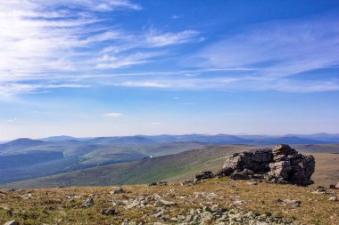 Güzel manzara Dağı Yaylası-ufuk. Mavi gökyüzü ve dağ ve vadi ufukta. Yaz aylarında Rus Tayga doğası.