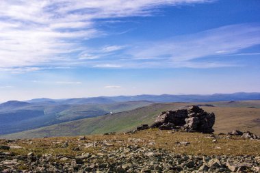 Taş plaser Ural Dağları plato üzerinde. Kabartma özelliği kurumnika ve Tayga bitki örtüsü taşlar. Ural Dağları güzel panoramik manzaralı. Sırtlar ve vadiler karşı