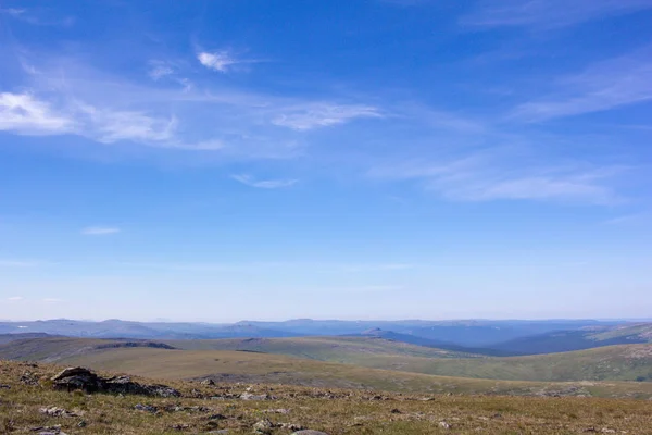Panorama fantastico per una cartolina o un calendario. Cielo nuvoloso blu e vista sulle montagne in lontananza. Natura degli Urali del Nord . — Foto Stock
