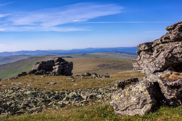 Beautiful panoramic view of the Ural Mountains. Stone placer on the plateau of the Ural Mountains. Ridges and valleys against the blue sky. Nature Taiga in the wild. — Stock Photo, Image