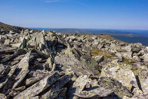 巨大な岩とウラル山脈の Kurumnik テクスチャは 青空を背景に地衣類と古い石します 石北ウラル — ストック写真