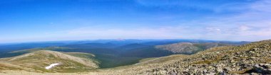 Güzel yaz manzara iyi havalarda. Yamaçlarda büyük kayalar ile Ural Dağları Panoraması. Yeri Kuzey Ural Rusya.