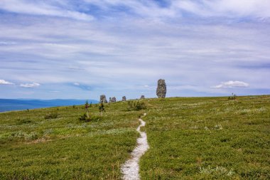 Görkemli taş devleri yolu. Kuzey Urallarda doğa mucizesi.