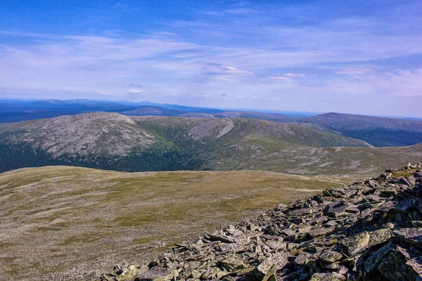 Prachtig Uitzicht Vanaf Berg Naar Andere Pieken Wandelen Bergen Zomer — Stockfoto