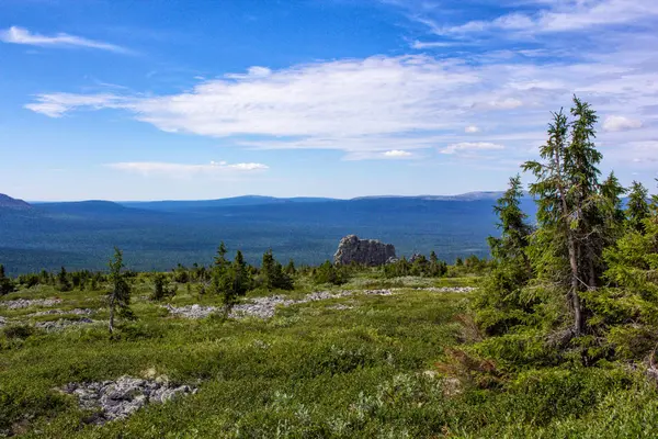 Belle vue sur les sommets montagneux et la beauté incroyable du ciel au-dessus d'eux . — Photo