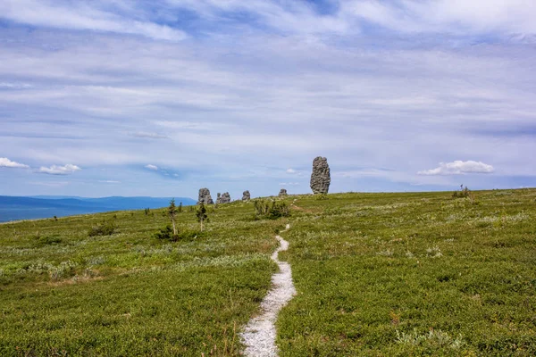 雄大な石の巨人へのパス。北ウラル山脈で自然の奇跡. — ストック写真
