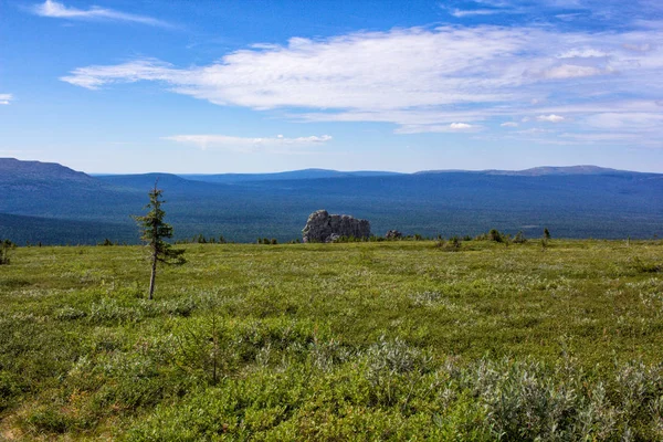 Великолепная горная панорама с равнины. Горы и небо . — стоковое фото