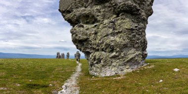 Taş idoller bir görünümünü Manpupuner plato üzerinde. Rusya doğa harikası olan muhteşem manzaralı Panorama.