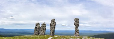 Panorama taş sütunlar bir mucize doğanın asırlık ayrışma ortaya bulunmaktadır. Vahşi doğanın güzelliği.