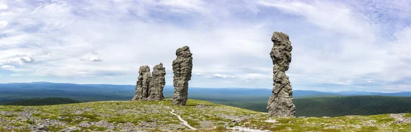 ロシアのウラル山脈の北部の Manpupuner 岩からのパノラマ 野生の自然の美しさ — ストック写真