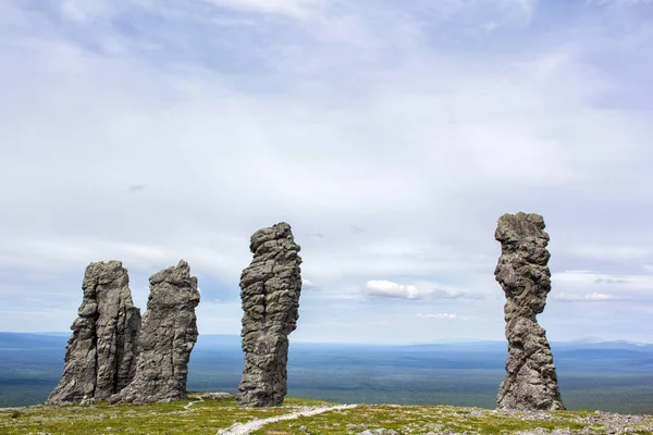Manpupuner ウラル山脈の西に位置する の石の柱のセットです 野生の美しさ — ストック写真