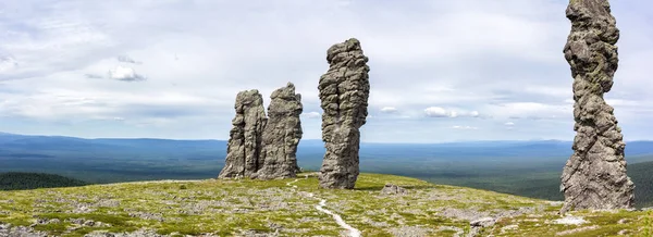 Manpupuner 岩ロシアのウラル山脈の北部の自然の驚異のパノラマ風景 野生の自然の美しさ — ストック写真