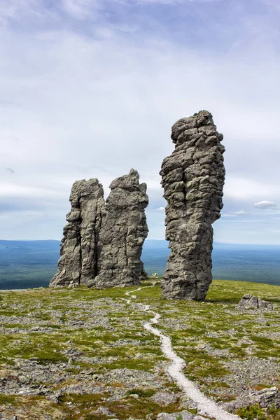 Manpupunyor または露出極上を歩道に沿って歩いて人々 ロシアのウラル山脈の北部の地質学的記念碑です 野生の自然の美しさ — ストック写真