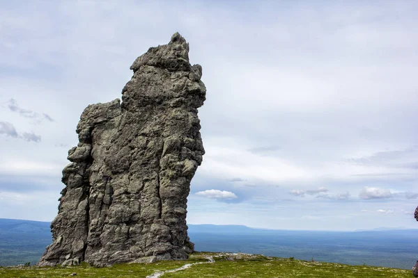Görkemli taş idoller Kuzey Urallarda Manpupuner plato üzerinde. Rusya'nın yaban hayatı.