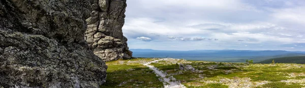 ロシアのウラル山脈の北の Manpupunyor の石の偶像の壮大なパノラマ ロシアの奇跡のパノラマ ビュー — ストック写真
