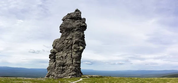 北ウラル山脈の Manpupuner 高原の石の偶像のパノラマ風景 ロシアの野生動物 — ストック写真