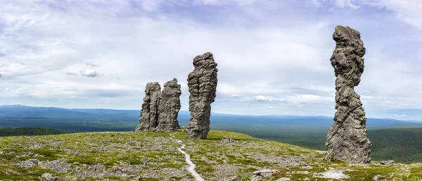 はロシアのウラル山脈の北の Manpupunyur の道に沿って歩きます ロシアの奇跡のパノラマ ビュー — ストック写真