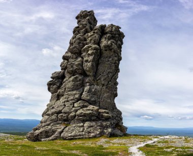İnsanlar hayranlık Manpupuner plato üzerinde taş idoller seyir. Taş idoller büyüklüğü. Vahşi içine yolculuk.