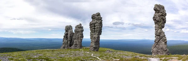 ロシアのウラル山脈の北の Manpupunyur の石像を望む雄大なパノラマ はがきの素晴らしい景色 — ストック写真