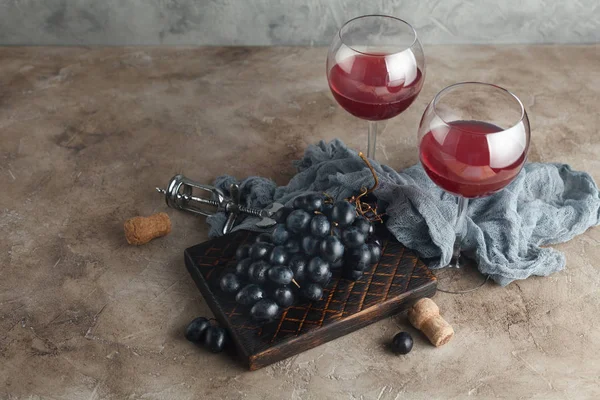 Anggur Hitam Manis Dan Gelas Kaca Dengan Anggur Papan Pada — Stok Foto