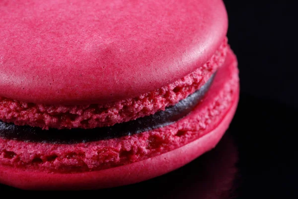 Helle Saftige Köstliche Macarons Fuchsia Auf Schwarzem Hintergrund Nahaufnahme — Stockfoto