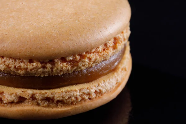 Helle Saftige Köstliche Macarons Mandelfarbe Auf Schwarzem Hintergrund Nahaufnahme — Stockfoto