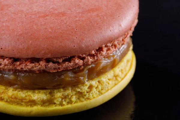 Helle Saftige Köstliche Macarons Zwei Farben Auf Schwarzem Hintergrund Nahaufnahme — Stockfoto