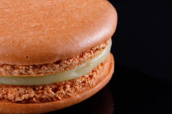 Helle Saftige Köstliche Macarons Von Zarter Farbe Auf Schwarzem Hintergrund — Stockfoto