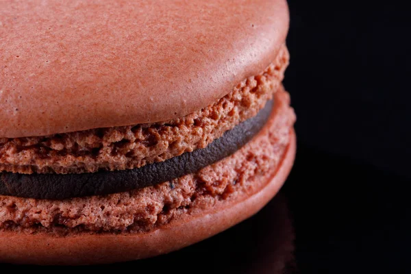 Helle Saftige Köstliche Macarons Schokoladenfarbe Auf Schwarzem Hintergrund Nahaufnahme — Stockfoto
