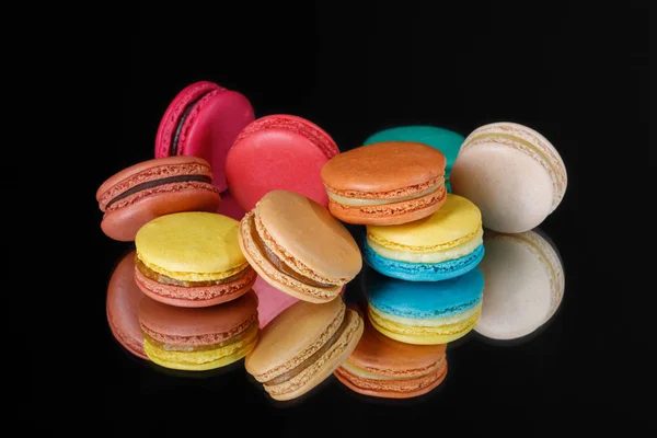 Farbenfrohes Macarons Dessert Pastellfarben Auf Schwarzem Hintergrund Nahaufnahme — Stockfoto