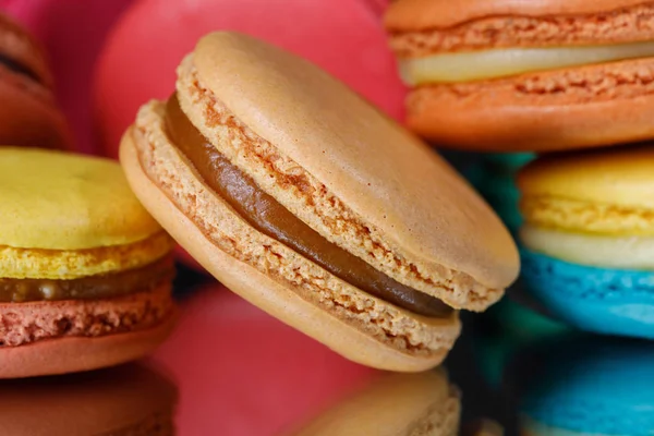Kuchen Macaron Oder Makronen Isoliert Auf Schwarzem Hintergrund Süßes Und — Stockfoto