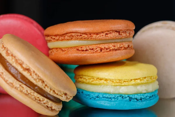 Macarons Isoliert Auf Schwarzem Hintergrund Süßes Und Buntes Dessert Makro — Stockfoto