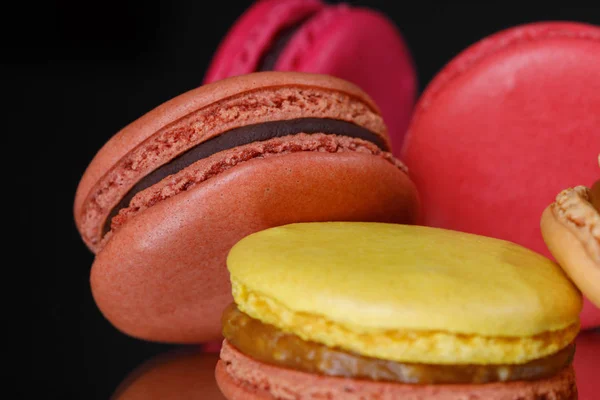 Süßes Und Buntes Dessert Macarons Isoliert Auf Schwarzem Hintergrund Makro — Stockfoto