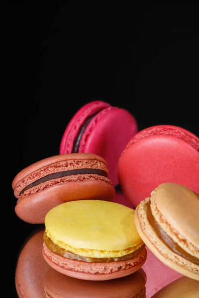 Macaroons Pastel Coloridos Fundo Preto Doce Macarões Close — Fotografia de Stock