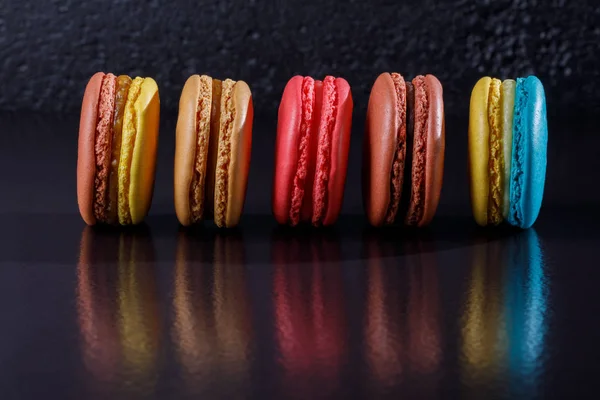 Sobremesa Colorida Macarons Multicoloridos Cores Pastel Fundo Preto Exposto Uma — Fotografia de Stock