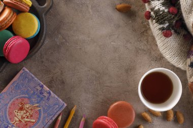 Bir fincan kahve ya da çay macarons ve yaratıcılık ve sıcak bir kazak için bir not defteri ile. Sonbahar ya da kış kavramı. Düz yatıyordu, en iyi görünümü