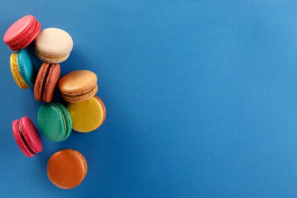 Macarrones Franceses Dulces Coloridos Sobre Fondo Azul Postre Con Café — Foto de Stock