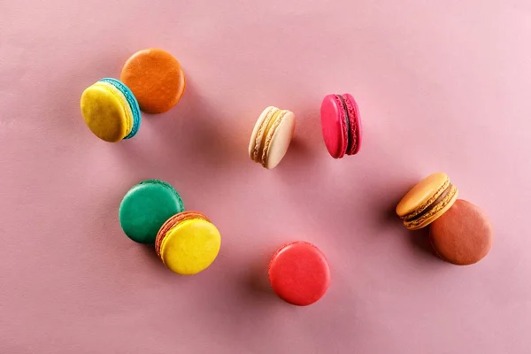 Süße Und Farbenfrohe Französische Makronen Auf Rosa Hintergrund Dessert Wird — Stockfoto