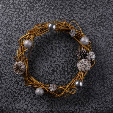 Siyah bir zemin üzerine altın güzel Noel çelenk şube boyalı. İşlemeli. Tatil için hazırlanıyor kavramı. Festival iç. Kare.