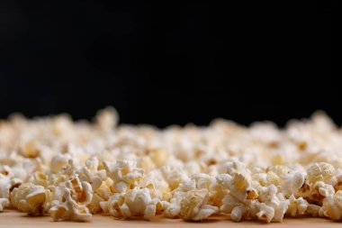 Tuzlu popcorn kapatın. Oscar Film Akademisi kavramı. Aperatifler ve film izlemek için gıda.